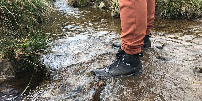 testing the waterproof gore-tex of the adidas Skychaser