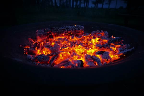 Extinguish a campfire